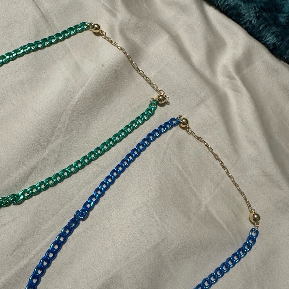 Metallic necklaces - Picture 2 of 2